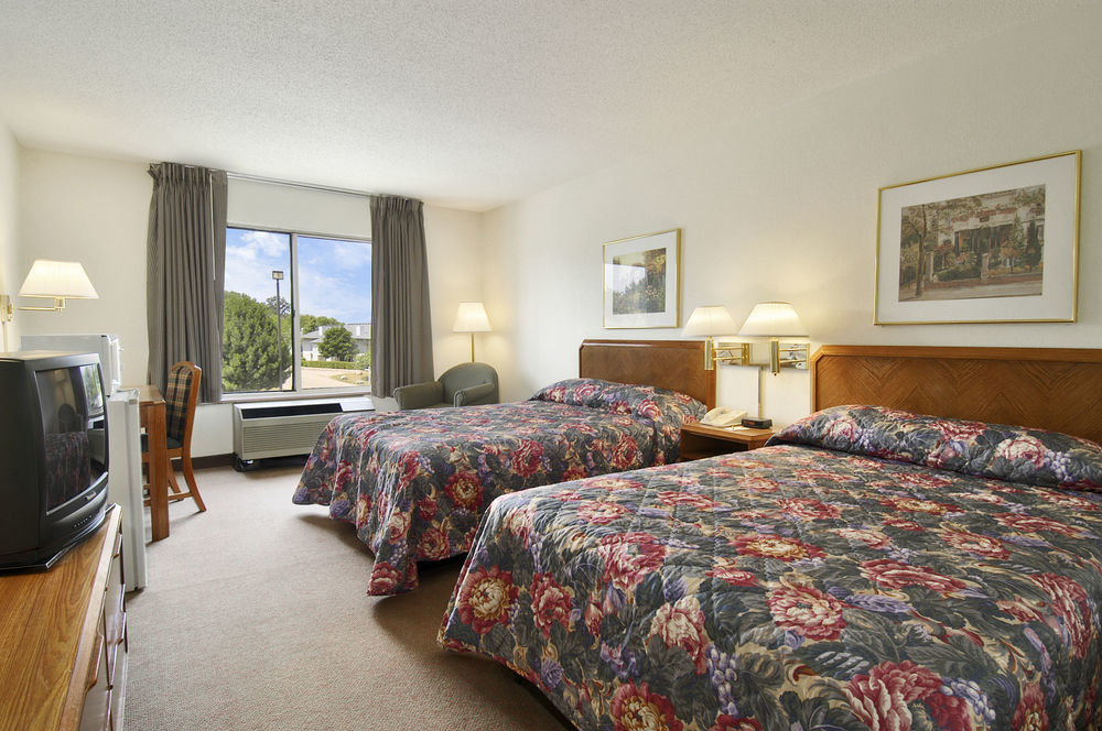 Super 8 By Wyndham Madison East Hotel Kültér fotó