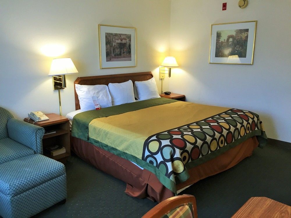 Super 8 By Wyndham Madison East Hotel Kültér fotó