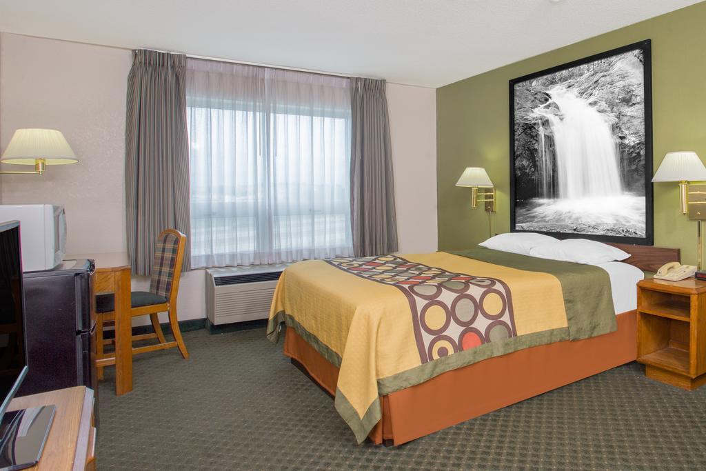 Super 8 By Wyndham Madison East Hotel Kültér fotó