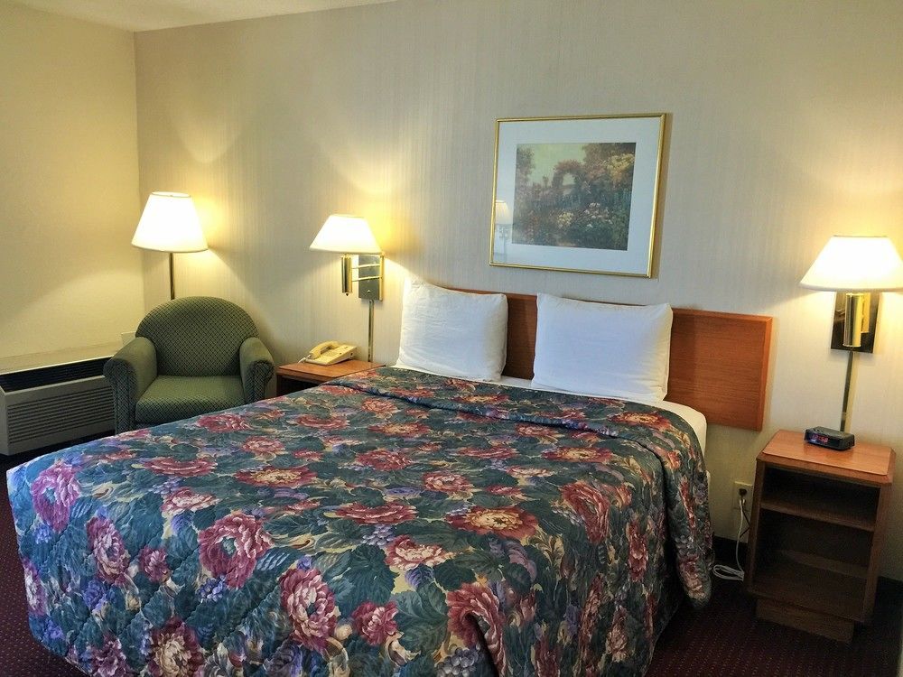 Super 8 By Wyndham Madison East Hotel Kültér fotó