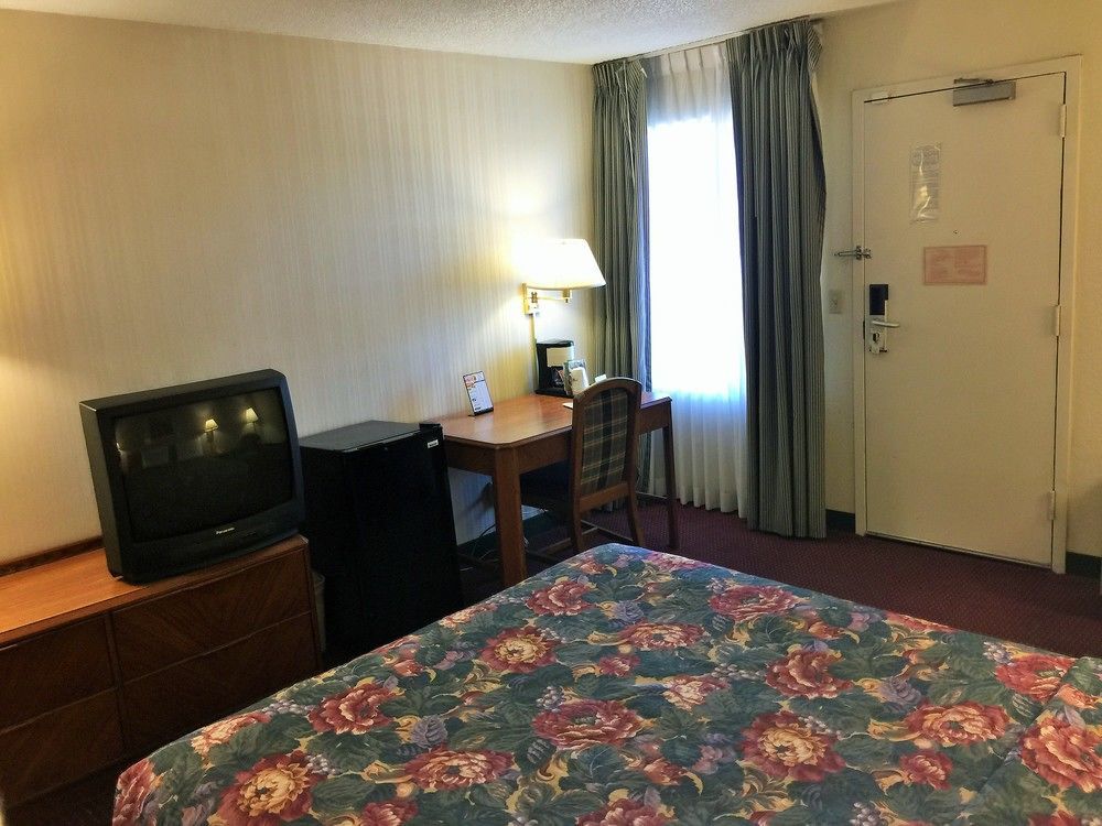 Super 8 By Wyndham Madison East Hotel Kültér fotó
