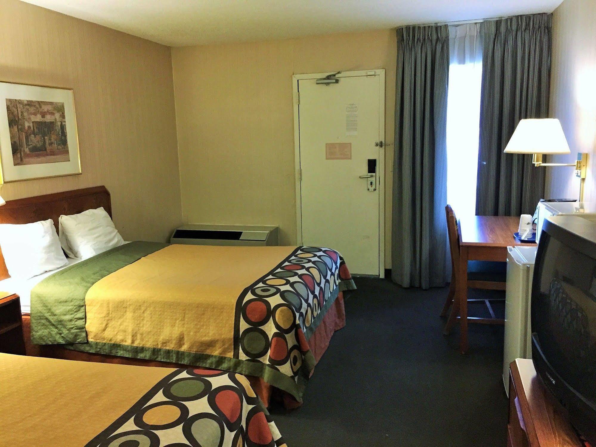 Super 8 By Wyndham Madison East Hotel Kültér fotó
