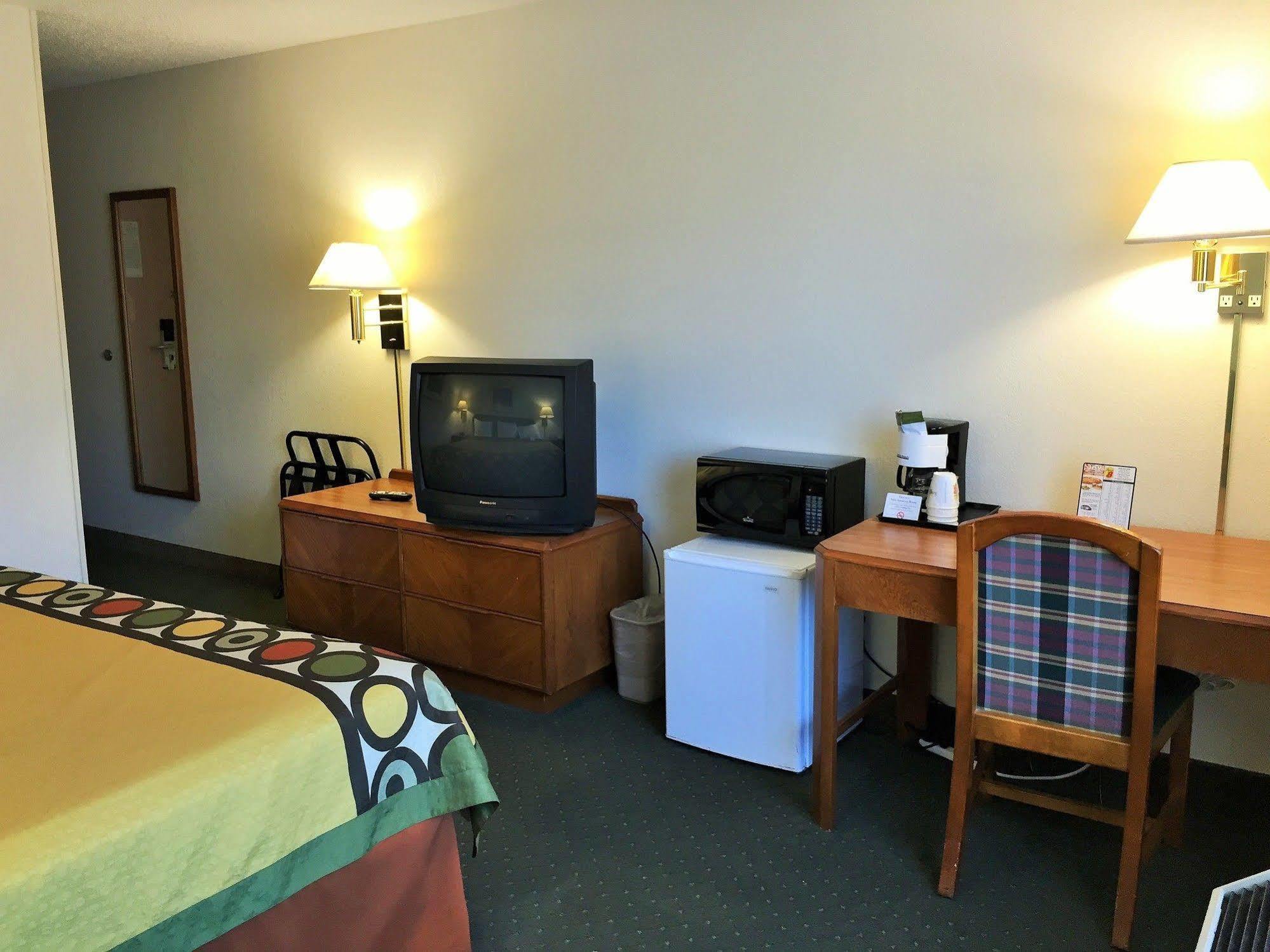 Super 8 By Wyndham Madison East Hotel Kültér fotó
