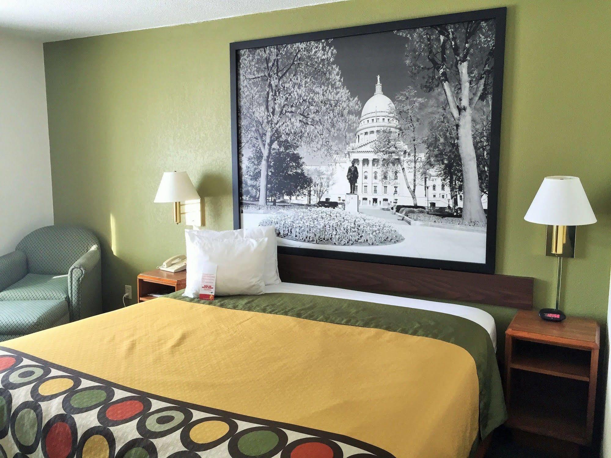 Super 8 By Wyndham Madison East Hotel Kültér fotó