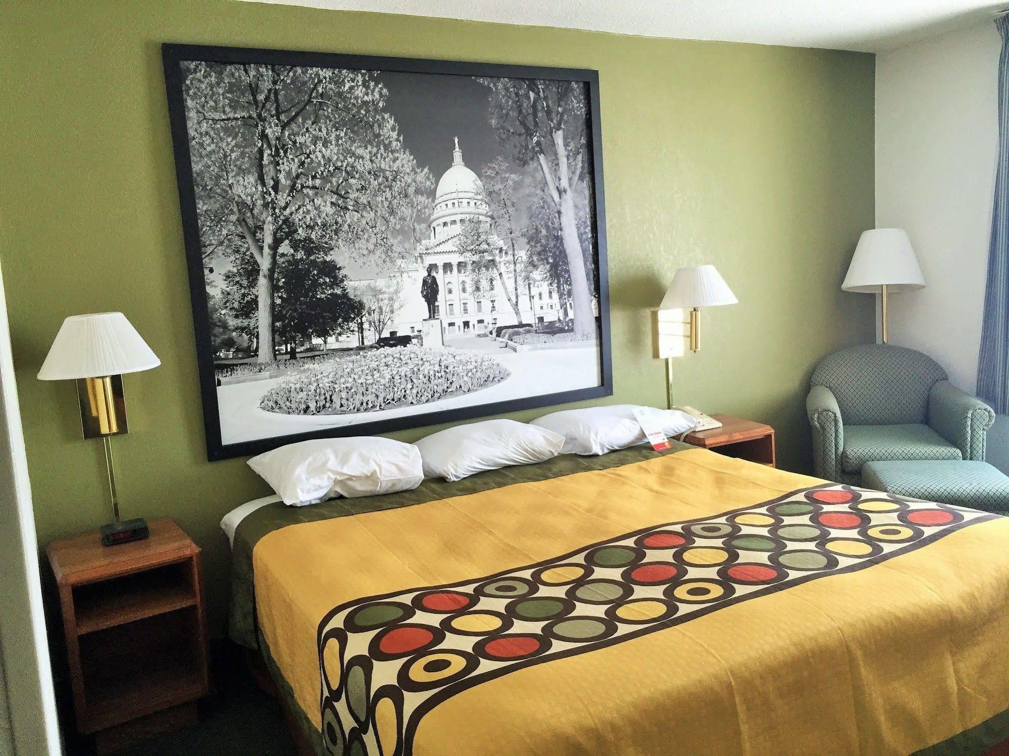 Super 8 By Wyndham Madison East Hotel Kültér fotó