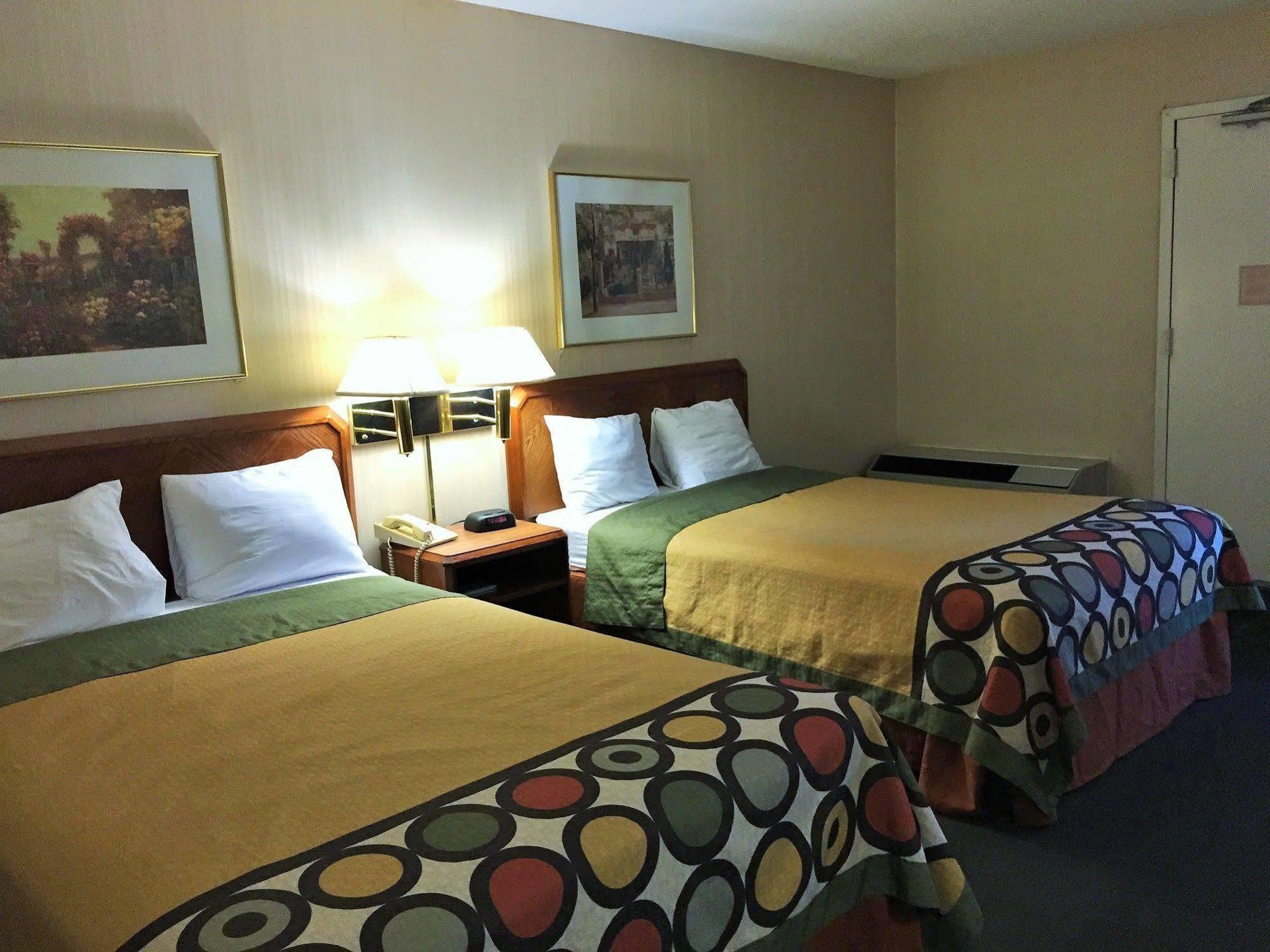 Super 8 By Wyndham Madison East Hotel Kültér fotó