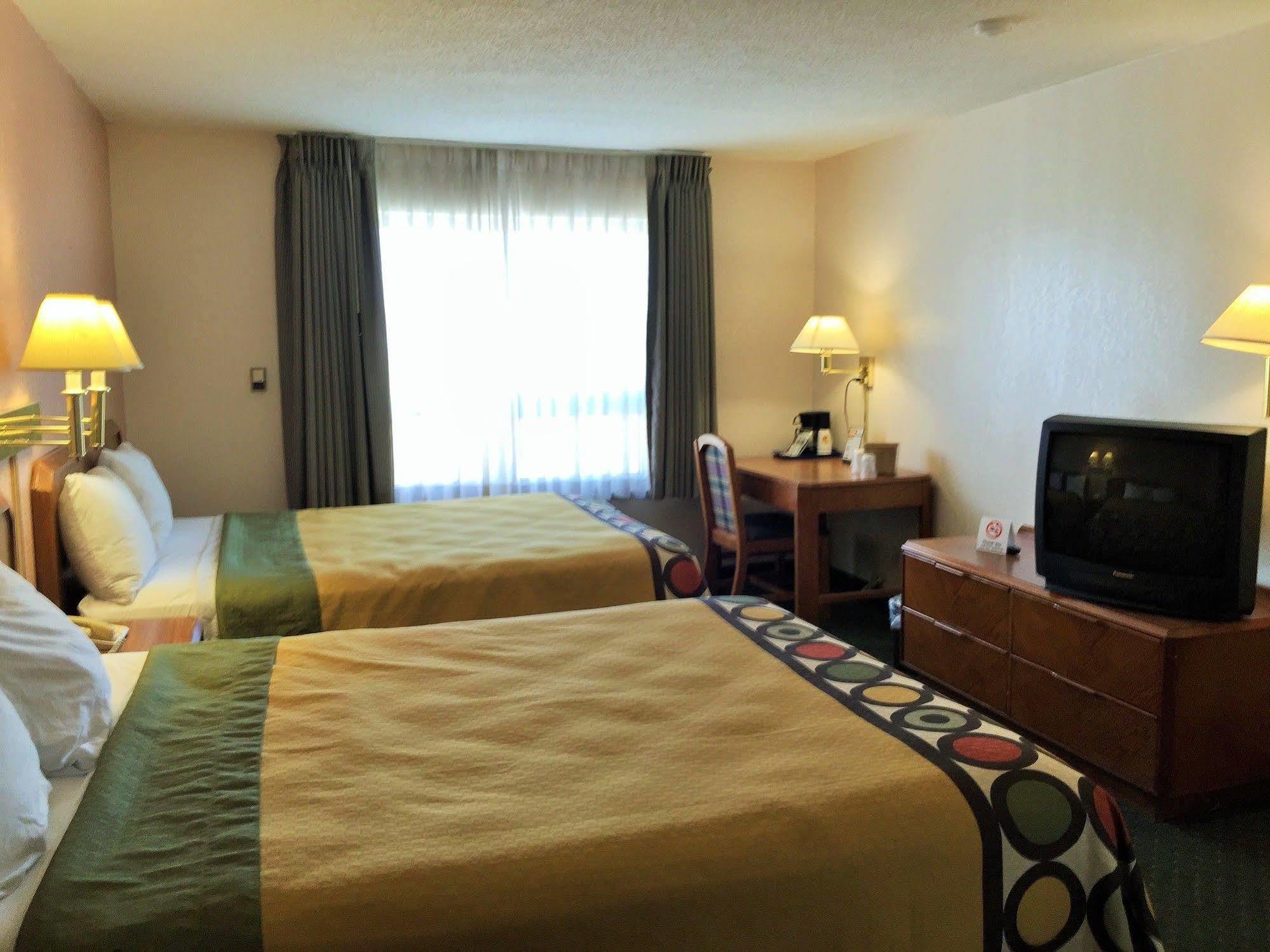 Super 8 By Wyndham Madison East Hotel Kültér fotó
