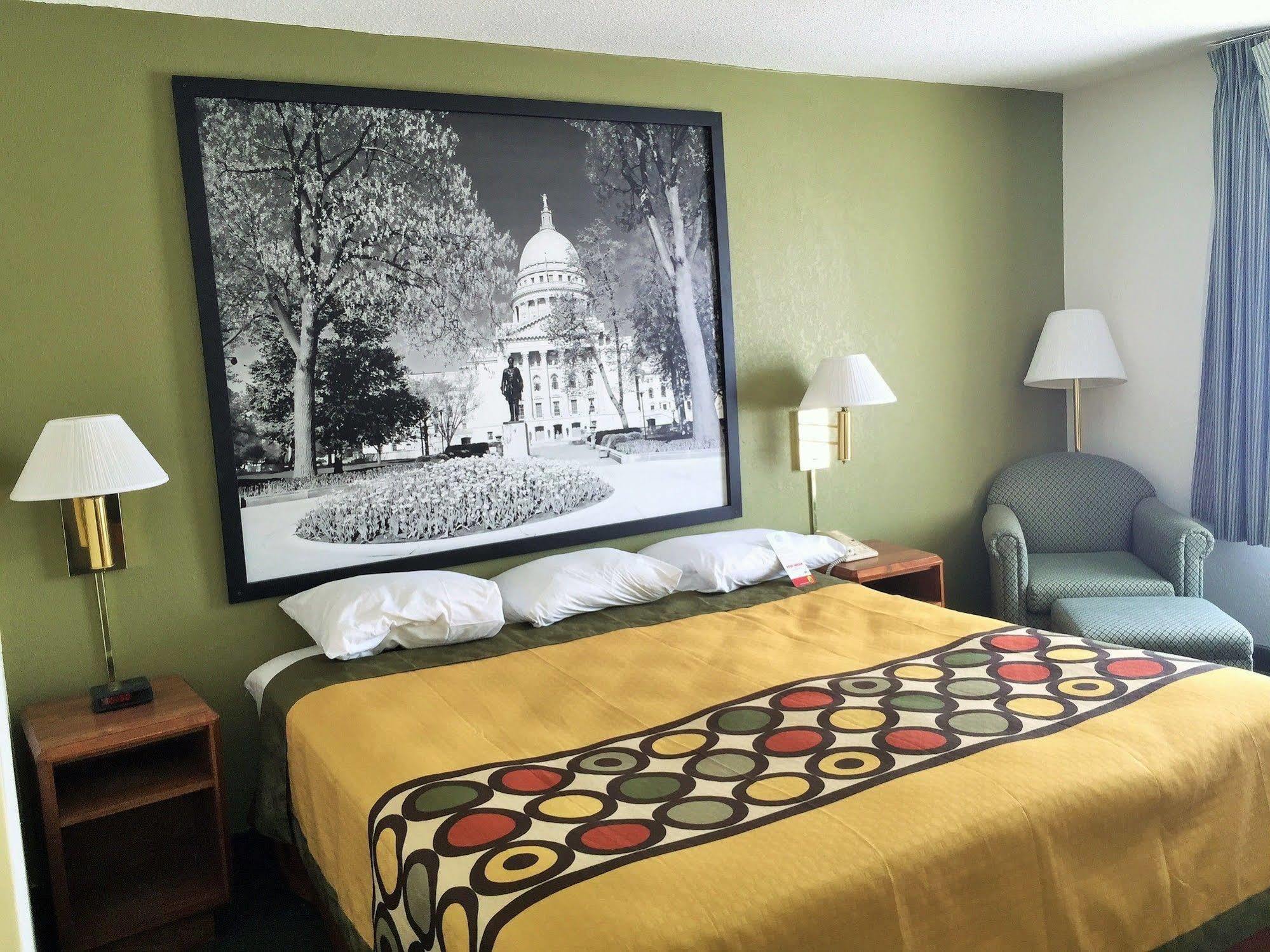 Super 8 By Wyndham Madison East Hotel Kültér fotó